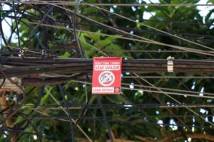 Será que funciona? placas avisam ladrão que fio não é de cobre